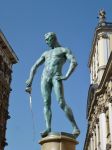 Statua di fronte all'Università di Wroclaw, Polonia - Un'opera scultorea che rappresenta un giovane uomo con spada: la statua si trova davanti all'ingresso principale dell'Università ...
