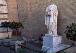 L'Abate Luigi, una delle «statue parlanti» di Roma, dal 1924 si trova in piazza Vidoni, sul muro laterale della Basilica di Sant'Andrea della Valle.