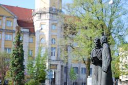 Statua dei fratelli Grimm a Kassel, Germania - Ricordati come i padri fondatori della germanistica, Jacob Ludwig Karl e Wilhelm Karl Grimm sono stati due celebri linguisti e filologi tedeschi. ...