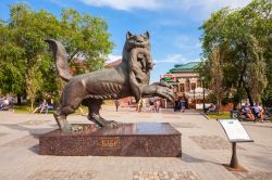 La statua del Babr (la tigre siberiana), simbolo della città di Irkutsk, all'ingresso del 130 Kvartal - © saiko3p / Shutterstock.com