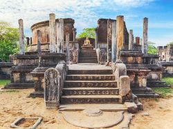 La statua del Buddha fra le rovine del Vatadage Stupa House di Polonnaruwa, Sri Lanka.



