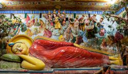 La statua del Buddha disteso nel Tempio di Angurukaramulla a Negombo (Sri Lanka) - © Thomas Wyness / Shutterstock.com