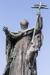 La statua del cardinale Lavigerie nella città di Bayonne, Francia.
