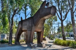 La statua del Fairfield Industrial Dog Object (FIDO) nel sobborgo di Fairfield a Melbourne (Australia)  - © Alizada Studios / Shutterstock.com