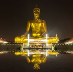 La statua del Grande Buddha fotografata di notte al Bangchak Temple di Nonthaburi, Thailandia.
