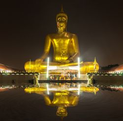 La statua del Grande Buddha fotografata di notte al Bangchak Temple di Nonthaburi, Thailandia.
