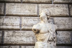 Statua del Pasquino nella piazza omonima di Roma
