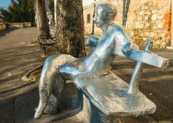 Statua del poeta Antun Gustav Matos a Zagabria, Croazia. Passeggiando nella città alta si possono ammirare alcuni monumenti fra cui questa singolare opera scultorea che ritrae il poeta ...