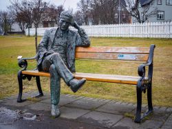 Statua del poeta islandese Tomas Gudmundsson a Reykjavik, realizzata da Halla Gunnarsdottir - © Roman Belogorodov / Shutterstock.com