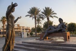 Statua del re Sharyar e della sua concubina Sharzad a Baghdad, Iraq. Sharyar  è il protagonista fantastico della raccolta di fiabe "Le Mille e una Notte" - © rasoulali ...
