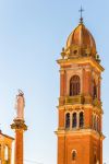 Statua della Madonna e campanile della chiesa principale di Castel San Pietro Terme