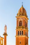 Statua della Madonna e campanile della chiesa principale di Castel San Pietro Terme