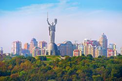La statua della Madre Patria a Kiev, Ucraina. Questo colossale monumento alto 102 metri costruito in titanio pesa 560 tonnellate. Inaugurato nel maggio 1981 è stato dedicato alla guerra ...