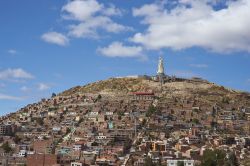 Statua della Vergine del Socavon sul colle di Santa Barbara a Oruro, Bolivia. Alta 45 metri, ha 9 piani ed è stata realizzata con struttura completamente antisismica - © JeremyRichards ...