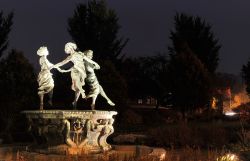 Statua delle danzatrici a Helsingor, Danimarca, fotografata di notte.



