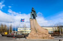 Statua dell'esploratore Leif Erikson di fronte alla chiesa di Hallgrimur a Reykjavik, Islanda - © Zabotnova Inna / Shutterstock.com