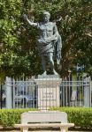 La statua dell'imperatore Cesare Augusto con Piazza del Popolo sullo sfondo, Brindisi, Puglia. E' la copia in bronzo dell'originale in marmo ritrovato a Roma, nella zona di Prima ...