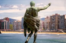 La statua dell'imperatore romano Ottaviano Augusto con la skyline di Gijon sullo sfondo, Asturie, Spagna - © Lux Blue / Shutterstock.com