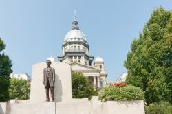 Statua di Abraham Lincoln di fronte al Campidoglio di Springfield, Illinois, USA - © Brian S / Shutterstock.com