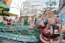 Statua di Babbo Natale nel mercatino natalizio di Dortmund, Germania - © izamon / Shutterstock.com
