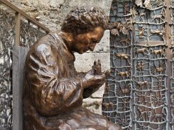 Statua di Bronzo presso la Cattedrale di Anangni Frosinone - © Angelo Giampiccolo / Shutterstock.com