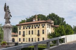 Statua di Carlo Borromeo e villa a Cassinetta di Lugagnano, ci troviamo lungo il percorso del Naviglio Grande alla periferia di Milano - © Claudio Giovanni Colombo / Shutterstock.com