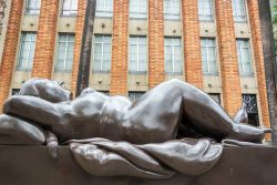 Statua di donna in bronzo nella piazza di Medellin, Colombia. Situata nella parte occidentale della Colombia, Medellin ospita nel suo centro storico molte opere a firma di Fernando Botero - Jess ...