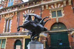 Statua di due uomini che combattono a cavallo in Grote Markt a Haarlem, Olanda - © Nick_Nick / Shutterstock.com