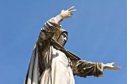 Ferrara, Emilia Romagna: al centro di Piazza Savonarola c'è la statua dedicata all'omonimo frate ferrarese. La scultura è di fine Ottocento, ma Girolamo Savonarola visse ...