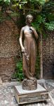 Statua di Giulietta a Verona - L'opera scolpita nel bronzo raffigura una Giulietta dalle forme slanciate e l'età giovanile, proprio come si presenta nella tragedia Shakesperiana. ...
