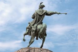 La statua di Hetman Bohdan Khmelnytsky a Kiev, Ucraina. Detto "Bogdan il Nero", questo personaggio ucraino nato nel 1596 è stato militare e atamano dei cosacchi d'Ucraina.
 ...