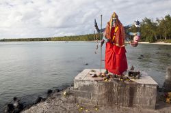 Statua di Kali, dea hindu, in un tempio all'aperto della spiaggia di Mont Choisy, Mauritius - © Jan Krcmar / Shutterstock.com