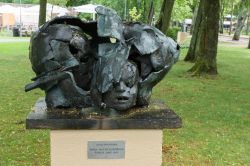 Statua di Leonas Pivoriunas in una strada della cittadina di Palanga, Lituania - © Krezodent / Shutterstock.com