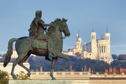 Statua di Luigi e basilica di Fourviere sullo sfondo a Lione, Francia - © prochasson frederic / Shutterstock.com