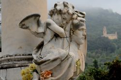 Statua di marmo di un angelo al cimitero di Bonassola, Liguria, Italia.


