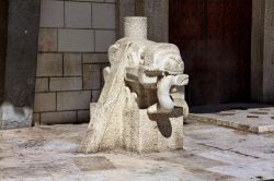 Statua di marmo in una chiesa di Ortona, sulla costa dell'Abruzzo.