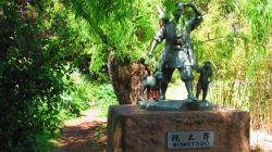 Statua di Momotaro a Carrick Hill, Adelaide, Australia. Questa scultura, dedicata al protagonista di una fiaba giapponese, si trova nel sobborgo di Springfield, in una dimora storica accessibile ...