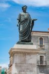 Statua di Orazio nella cittadina di Venosa, Basilicata. Fra i maggiori poeti romani dell'età antica, Orazio nacque l'8 dicembre del 65 a.C. proprio in questa graziosa località ...