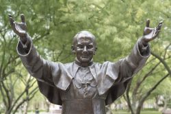 Statua di papa Giovanni Paolo II° nella chiesa cattolica di Phoenix, Arizona - © tishomir / Shutterstock.com