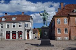 Statua di re Federico II° nella città di Fredrikstad, Norvegia. Questa cittadina venne fondata nel 1567 da Federico II° in seguito alla distruzione della città di Sarpsborg ...