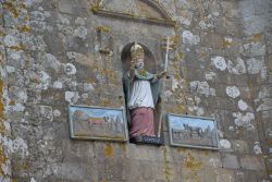 La statua di San Cornelio in una nicchia dell'omonima chiesa a Carnac, Francia. La scultura del vescovo è adagiata in una nicchia fra due targhe in cui sono raffigurati due buoi.
 ...