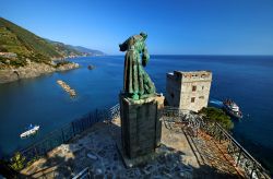 Statua di San Francesco a Monterosso al Mare, Cinque Terre, Italia -  Dall'alto di Monterosso al Mare si ha un suggestivo colpo d'occhio sulla costa frastagliata delle Cinque Terre ...