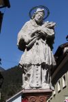 Statua di San Giovanni di Nepomuk a Bludenz, Austria. Si trova nell'omonima fontana creata dallo sculture austriaco Johann Ladner nel 1730.
