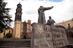 La statua di Sebastian de Aparicio di fronte alla chiesa di San Francisco a Puebla, Messico.
