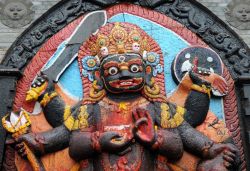 Statua di Shiva in Piazza Durbar a Kathmandu, Nepal. Ritrae un timoroso Bhairab, una delle manifestazioni di Shiva, questa colorata decorazione che si trova nella piazza della capitale - © ...