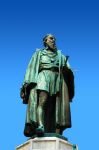 Statua di Tiziano Vecellio, in arte semplicemente Tiziano, in centro a a Pieve di Cadore - © Alberto Masnovo / Shutterstock.com