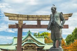 Statua di Toyotomi Hideyoshi a tempio di Hokoku a Osaka, Giappone.  