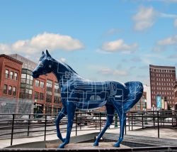 La statua di un cavallo in fibra di vetro dipinta di fronte al Museo della Tecnologia nella città di Syracuse, New York, USA - © debra millet / Shutterstock.com