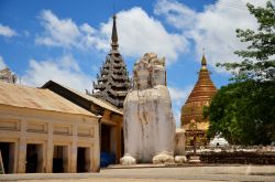 Statua di un leone di fronte alla Shwezigon Pagoda di Bagan, Myanmar. L'imponente statua in marmo bianco raffigurante un leone collocata davanti a questa pagoda di Bagan, una delle più ...