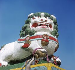 La statua di un leone di guardia all'ingresso del Gandan Monastery di Ulan Bator, Mongolia.

